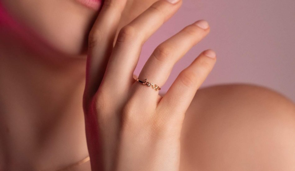 Золотое кольцо на руке женщины