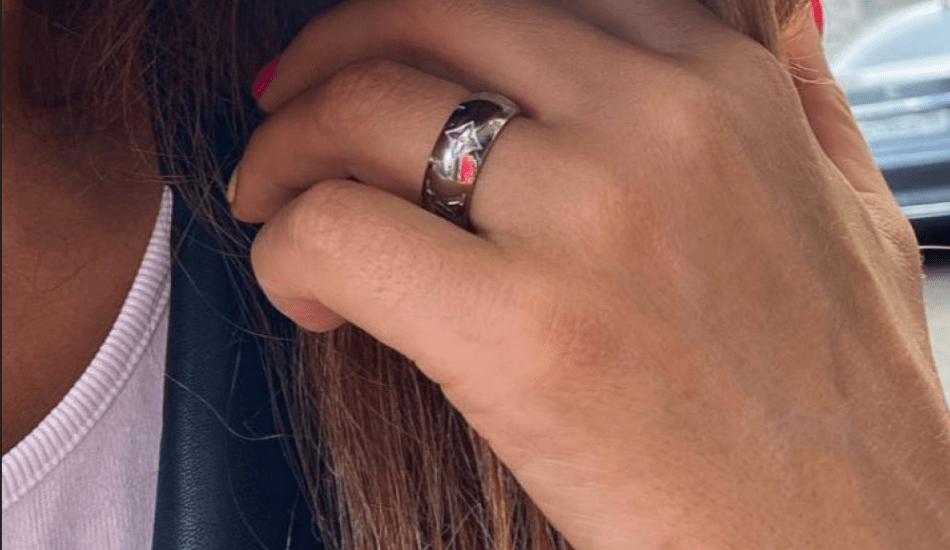 Кольцо на руке женщины