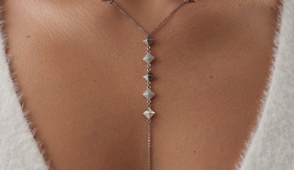 Женщина с серебряным ожерельем