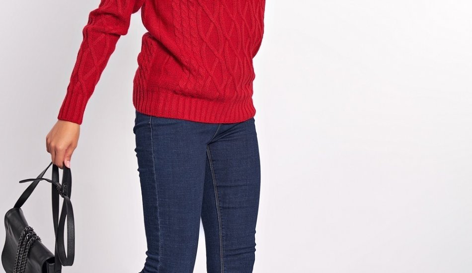 Девушка в джинсах и свитере