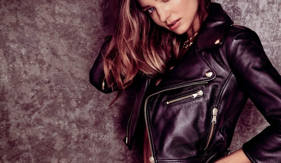 Девушка в кожаной куртке